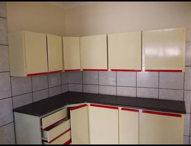 3 BEDROOM TOWNHOUSE FOR SALE IN VANDERBIJLPARK CE 2